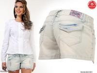 SHORT jeans com elastano, forro estampado aparente, lapela no bolso traseiro e lavagem marmorizada. REF 0201575 36_44